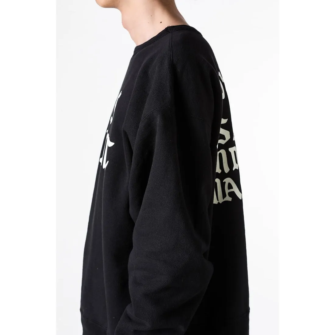 SAINT Mxxxxxx CREW SWT/IT'S SAINT/BLK Flocked SAINT sweatshirt Black S-XL ⚠️Note: This is flocking printing, not glue or crack paste. Don’t buy what you see in the picture. Short and loose fit. Both front and rear necklines are curved. Electrostatic flocking printing technology. Correct accessories. Fruit main mark/little angel anti-counterfeiting label.